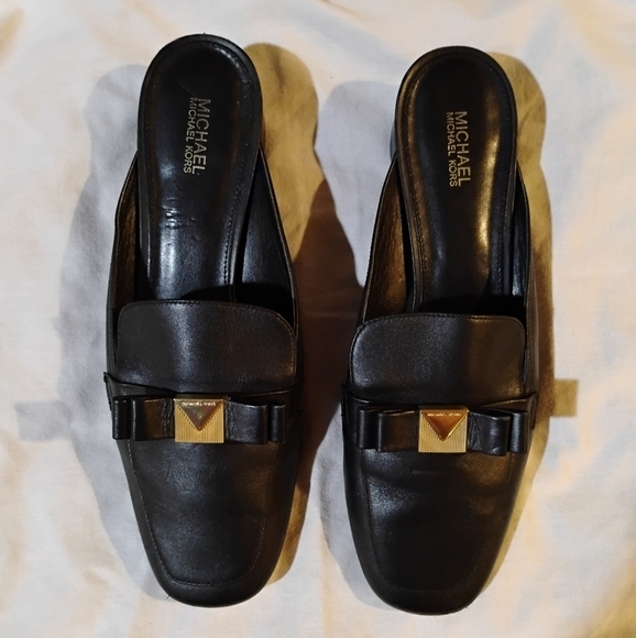 Michael Kors Size 8.5m Black Leather Flats with Gold Accent - Picture 5 of 16